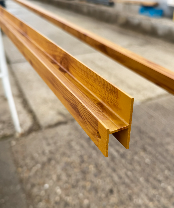 Hliníková lamela s povrchovou úpravou drevodekor so štruktúrou, vzor BUK